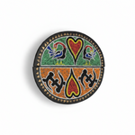 Table pliante Ghana – plateau brodé de perles, motif vert et orange avec oiseaux et symboles Adinkra, bordure triangles laiton, vue du dessus