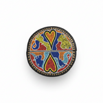 Table pliante artisanale Ghana – plateau rond brodé de perles multicolores, motif animaux et cœur, bordure triangles dorés, vue du dessus