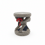Tabouret Bamoun perles brodées – vue de côté révélant le motif totem oiseaux et l'accent rouge artisanat Camerounais 