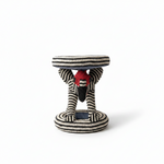 Tabouret Bamoun oiseaux brodé de perles noires, ivoires et rouges sur bois vue de face, fond blanc studio artisanat camerounais fait main
