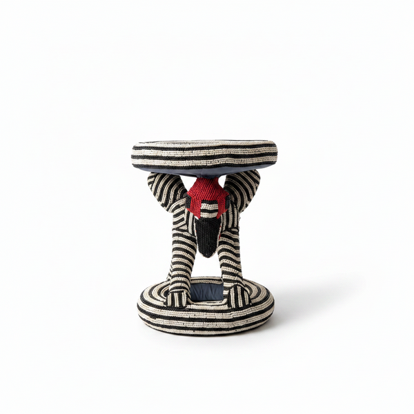 Tabouret Bamoun oiseaux brodé de perles noires, ivoires et rouges sur bois vue de face, fond blanc studio artisanat camerounais fait main