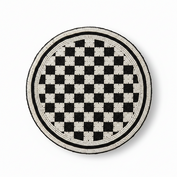Tabouret Bamoun vue du dessus montrant le motif damier géométrique en perles noires et ivoires, fait main artisanat Camerounais