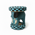 Tabouret éléphant Bamoun en perles brodées turquoise et noir, tête d'éléphant sculptée avec défenses ivoire et grandes oreilles vue trois-quarts, artisanat Camerounais
