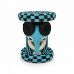 Tabouret éléphant Bamoun entièrement brodé de perles turquoise et noir, avec défenses en ivoire vue de face, artisanat Cameroun
