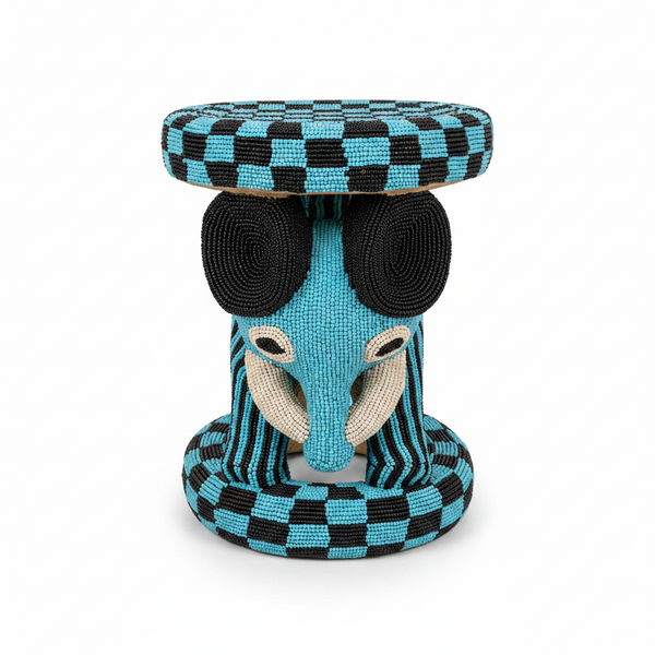 Tabouret éléphant Bamoun entièrement brodé de perles turquoise et noir, avec défenses en ivoire vue de face, artisanat Cameroun
