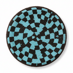 Assise ronde du tabouret Bamoun en perles de verre turquoise et noir, motif damier rayonnant vue du dessus, fait main Cameroun