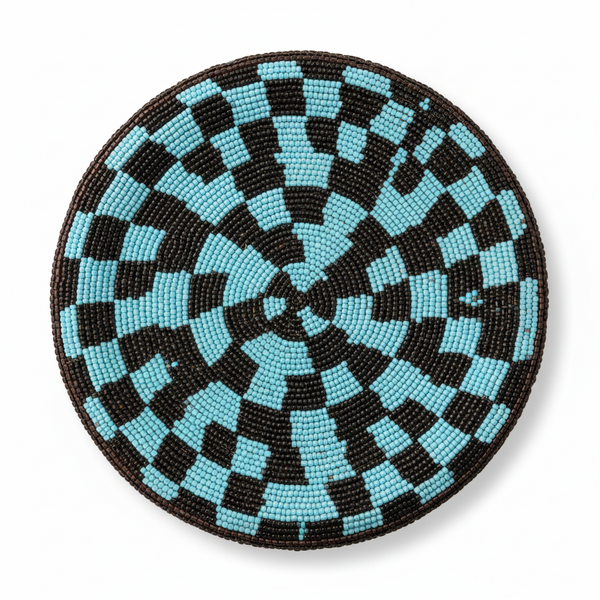 Assise ronde du tabouret Bamoun en perles de verre turquoise et noir, motif damier rayonnant vue du dessus, fait main Cameroun